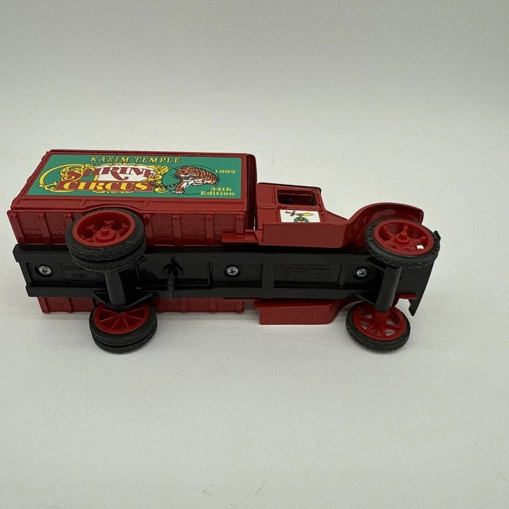 Ertl 1931 Hawkeye Kazim Temple Shrine Circus Truck Bank